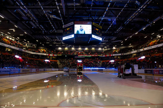 Publiken fick vänta länge på matchstarten då Hv71 var