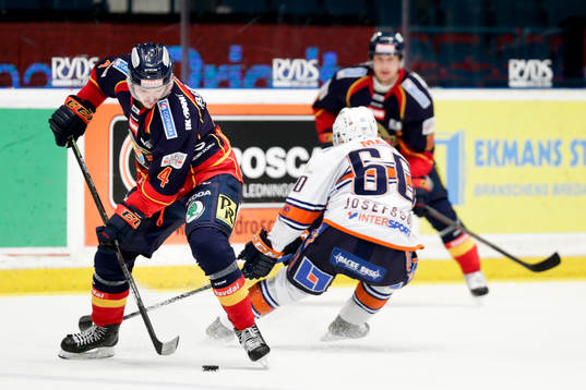 Djurgårdens Marcus Högström vänder mot Växjös Erik