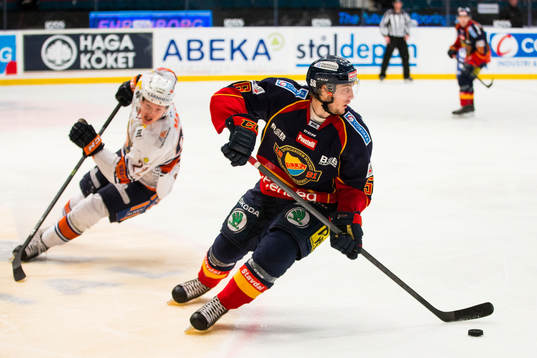 Djurgårdens Robin Norell vänder bort Växjös Gustav