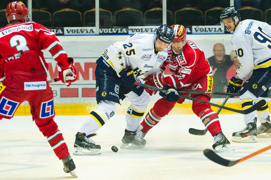 s Mattias Karlsson Ted Brithén kämpar om pucken mot Modos