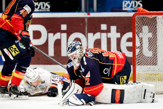 Djurgårdens målvakt Mikael Tellqvist blockerar pucken