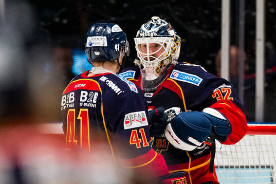 Djurgårdens målskytt Alexander Falk och målvakt Mikael