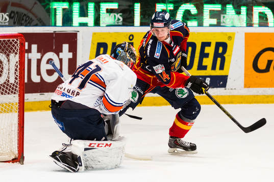 Växjös målvakt Cristopher Nihlstorp räddar en styrning