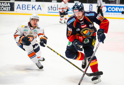 Växjös Robert Rosén i kamp om pucken med Djurgårdens