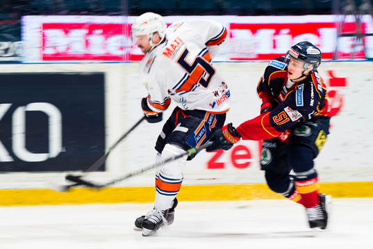 Växjös Noah Welch jagas av Djurgårdens Robin Alvarez