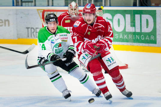 Rögles Justin Bostrom jagar Timrås Oskar Brändström
