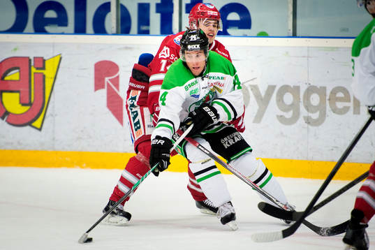 Rögles Alen Bibic jagas av Timrås Emil Pettersson