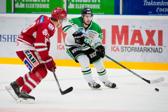 Rögles Jesper Jensen bevakas av Timrås Johan Persson
