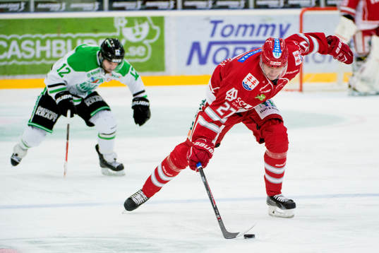 Timrås Jimmie Jansson jagas av Rögles Jack Connolly