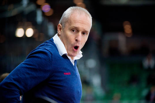 Timrås tränare Roger Forsberg skriker instruktioner