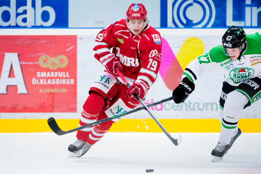 Timrås Daniel Öhrn jagas av Rögles Rasmus Bengtsson