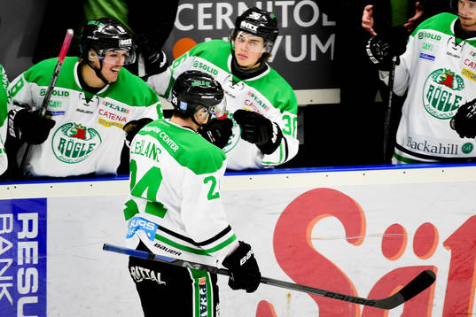 Rögles Peter LeBlanc jublar med bänken