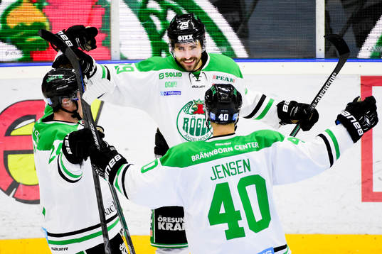 Rögles Ludvig Rensfeldt jublar med Peter LeBlanc och