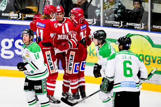 Timrås Anton Wedin (m) jublar med Ludvig Nilsson och
