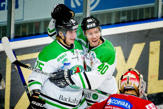 Rögles Jakob Lilja kramas om av Jesper Jensen