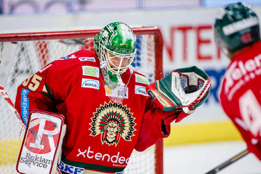 Frölundas målvakt Linus Fernström räddar ett skott på