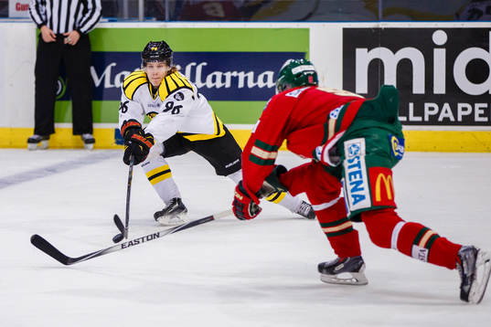 Brynäs Oskar Lindblom med pucken