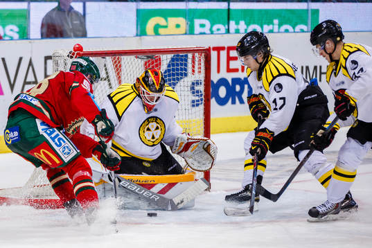 Frölundas Andreas Johnson framför Brynäs målvakt Jonas