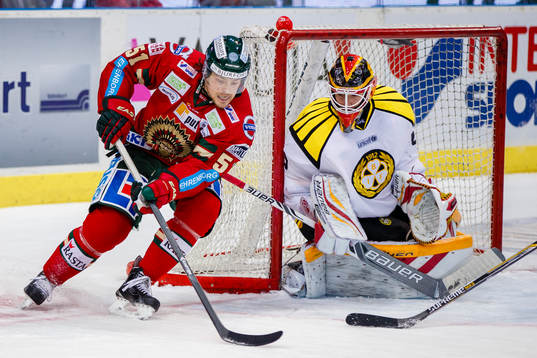 Frölundas Mats Rosseli Olsen med pucken mot Brynäs