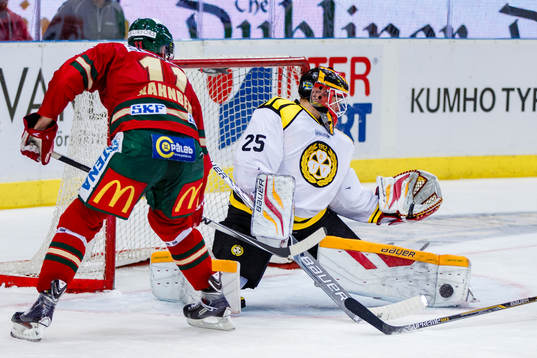 Brynäs målvakt Jonas Johansson räddar ett skott från