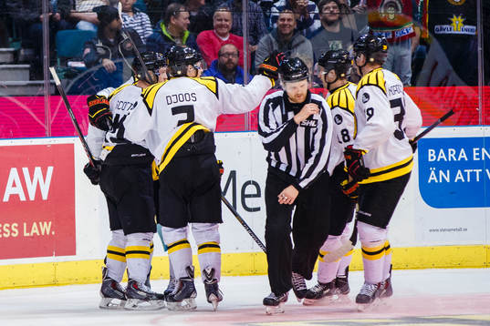 Brynäs spelare jublar