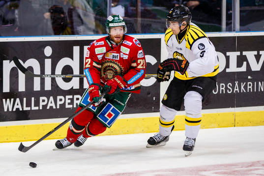 Frölundas Robin Figren jagas av Brynäs Lukas Kilström