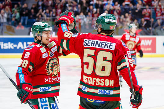 Frölundas Andreas Johnson gratulerar Erik Gustavsson