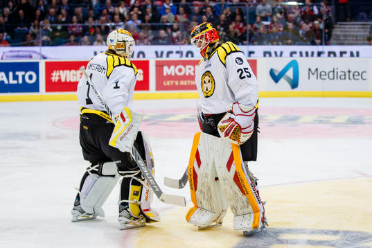 Brynäs målvakt Felix Sandström byter av Brynäs målvakt