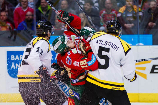 Frölundas Anton Blidh tacklas av Brynäs Sondre Olden och
