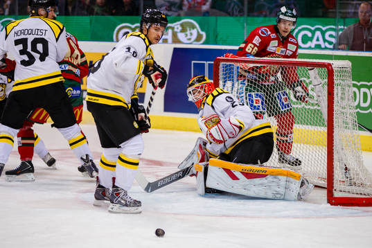 Brynäs målvakt Jonas Johansson räddar ett skott
