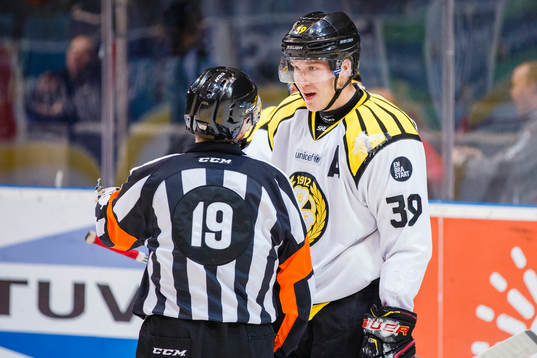 Brynäs Jonas Nordquist diskuterar med Domare Wolmer Edqvist