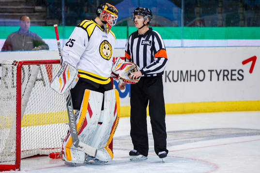 Brynäs målvakt Jonas Johansson och domare Mikael Andersson