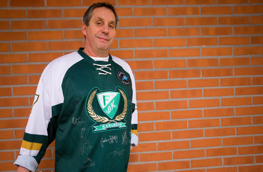 En Färjestadssupporter med tröjan fylld av autografer