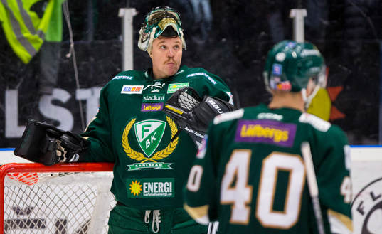 Färjestads målvakt Justin Pogge deppar