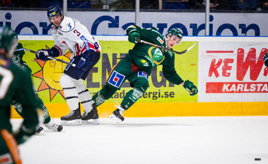 Linköpings Kent McDonell tackar omkull Färjestadsspelare