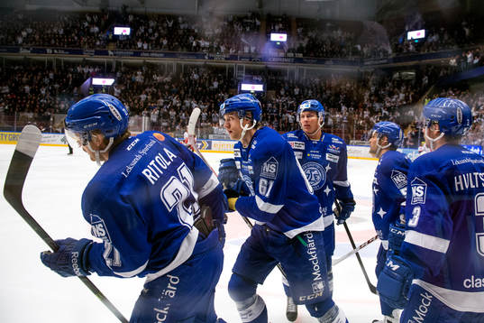 Leksands  Johan Ryno , i mitten, jublar