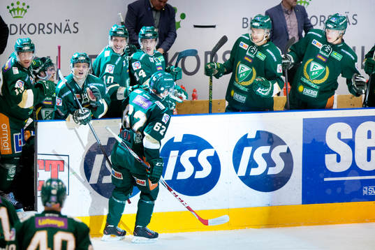Färjestads Christoffer Forsberg firar han gjort 3-3 med