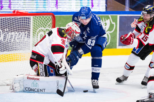 Leksands Fredrik Händemark i kamp om pucken med Henrik