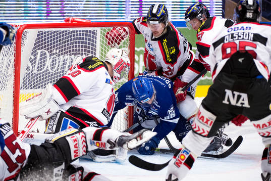 Leksands  Fabian Brunnström blir nedtryckt i isen