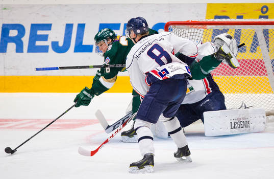 Färjestads Joel Eriksson Ek gör här assist till 3-3