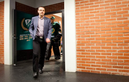Färjestads Färjestads tränare Tommy Samuelsson  på väg