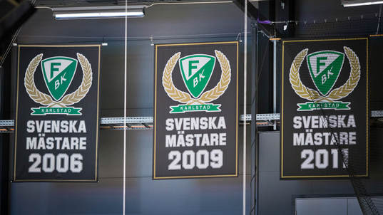 Färjestads banderoller i taket på Löfbergs Lila med