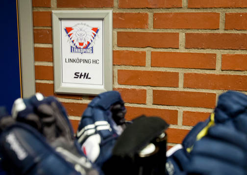 Handskar och en Linköpings logotyp utanför