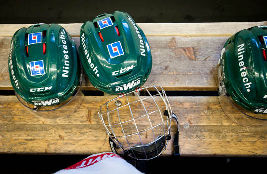 Ishockeyhjälmar och en juniors hjälm med galler