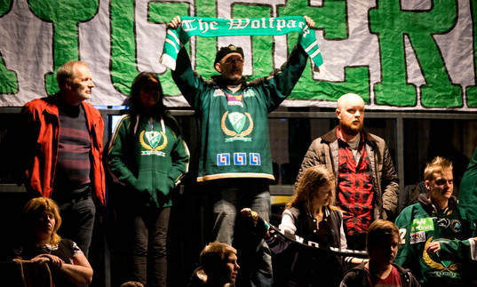 Färjestads supportar med texten the wolfpack