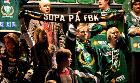 Färjestads supportar med texten sopa på fbk