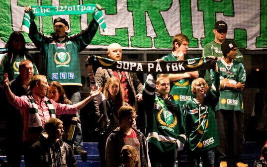 Färjestads supportar med texten the wolfpack och sopa på