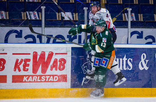 Färjestads Linus Persson tacklar Linköpings Jonas Junland