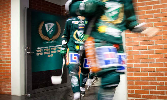 Färjestadsspelare på väg ut ur omklädningsrummet i