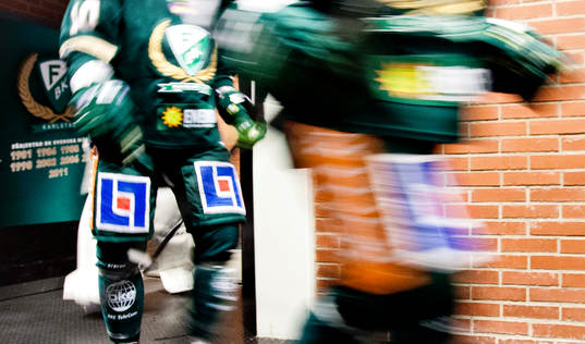 Färjestadsspelare på väg ut ur omklädningsrummet i
